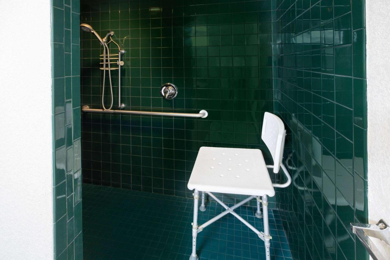 Super 8 By Wyndham Seguin Hotell Exteriör bild