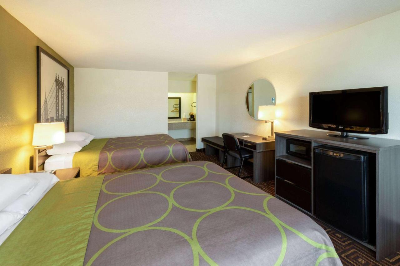 Super 8 By Wyndham Seguin Hotell Exteriör bild