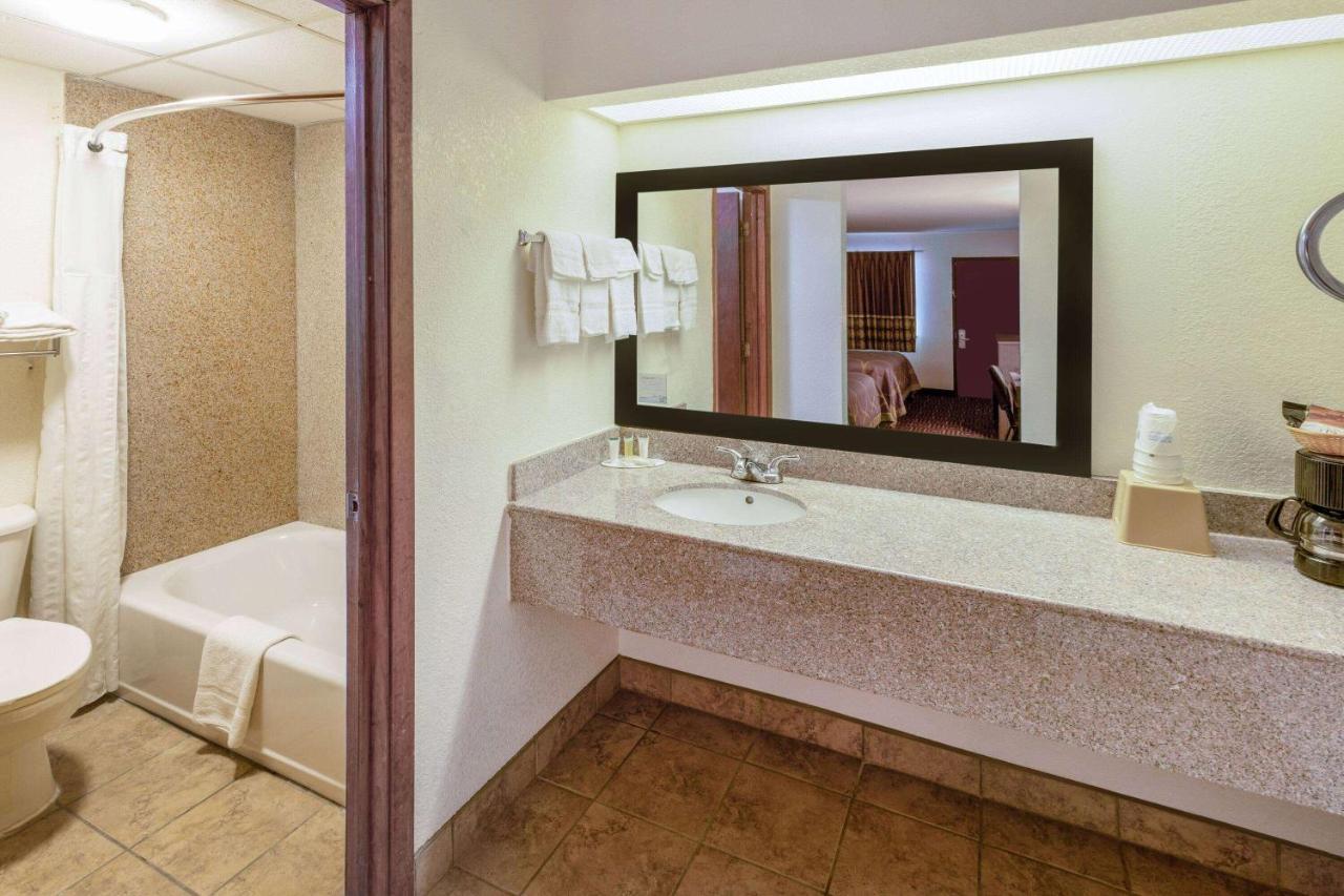 Super 8 By Wyndham Seguin Hotell Exteriör bild